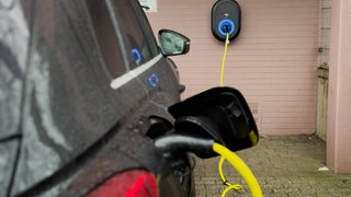 Ein E-Auto wird geladen