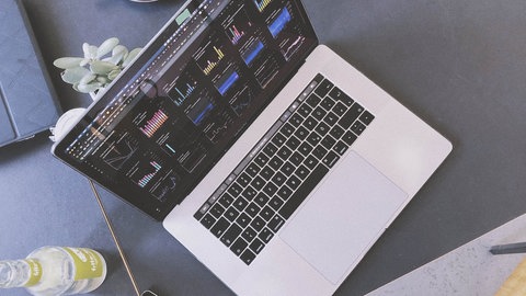 Arbeitsumgebung mit Laptop