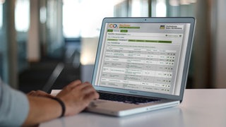 Ein Mann bedient einen PC. Auf dem Bildschirm ist die Webseite des CO2-Rechners zu sehen.