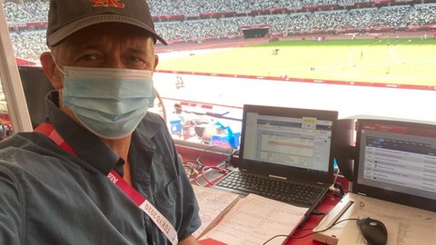 Kommentator Jens-Jörg Rieck zeigt seinen Arbeitsplatz beim 100 Meter-Finale