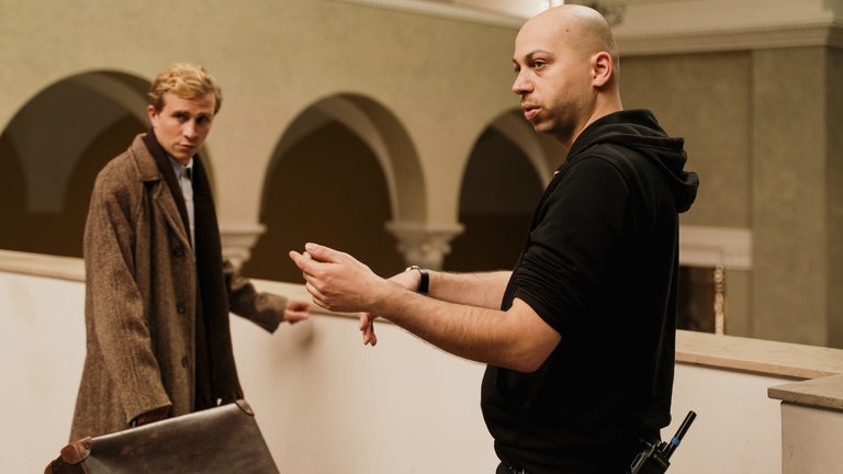 Hans Scholl, gespielt von Max Hubacher, im Gespräch mit Regisseur Tom Lass an der Hochschule in München.