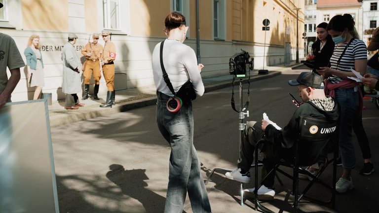 Am Set mit Regisseur Tom Lass und Sophie Scholl (Luna Wedle