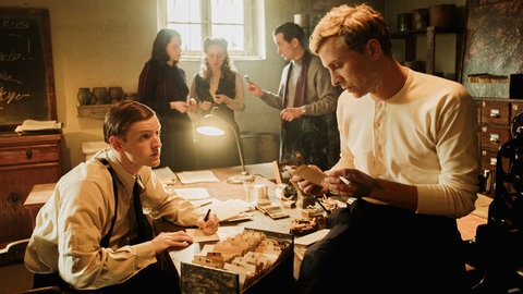 Hans Scholl (Max Hubacher), Gisela Scherfling (Ada Philine Stappenbeck), Willi Graf (Timur Bartels), Sophie Scholl (Luna Wedler) und Alexander Schmorell (David Hugo Schmitz) arbeiten Tag und Nacht im verrauchten Atelier.
