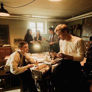 Hans Scholl (Max Hubacher), Gisela Scherfling (Ada Philine Stappenbeck), Willi Graf (Timur Bartels), Sophie Scholl (Luna Wedler) und Alexander Schmorell (David Hugo Schmitz) arbeiten Tag und Nacht im verrauchten Atelier.