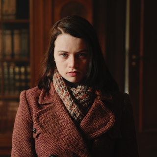 Sophie Scholl (Luna Wedler) im Schulbüro. Sie wurde beim verteilen der Flugblätter erwischt.