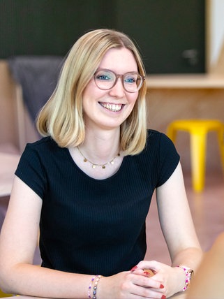 Zwei Frauen sitzen sich gegenüber und unterhalten sich