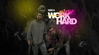 Keyvisual zur 3. Staffel „Work hard – play hard“ zeigt die Hosts Kimon Schanze und Ilyas Buss, die mit jungen Nachwuchshandwerker:innen und Profisportler:innen Simulatoren testen.