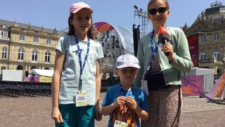ARD Reporter Lars, Sophie-Louise und Yuna nehmen uns auf dem SWR Sommerfestival 2023 in Stuttgart mit für einen Blick in den Backstage-Bereich.