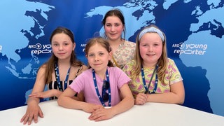 Die vier ARD Young Reporter Pauline, Charlotte, Amira & Clara starten auf dem SWR Sommerfestival 2023 in Stuttgart eine Stimmungsumfrage.