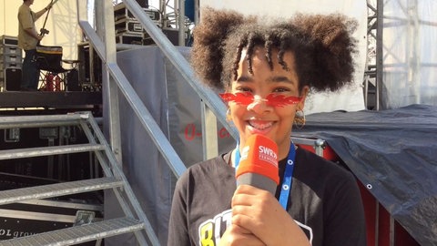 Releila interviewt als ARD Young Reporter die SWR Mitarbeitenden auf dem SWR Sommerfestival 2023 in Stuttgart.