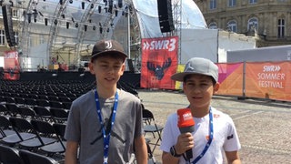 Die ARD Young Reporter Semi und Emilian sind auf dem SWR Sommerfestival 2023 in Stuttgart im Backstage-Bereich unterwegs, um sich die Vorbereitung für die große Abendshow genauer anzusehen.