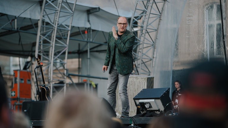 Oliver Pocher, Andreas Müller und Christoph Sonntag standen am 19. Mai 2024 bei der SWR3 Comedy Show live auf der Bühne auf dem Stuttgarter Schlossplatz. ©SWRRonny Zimmermann