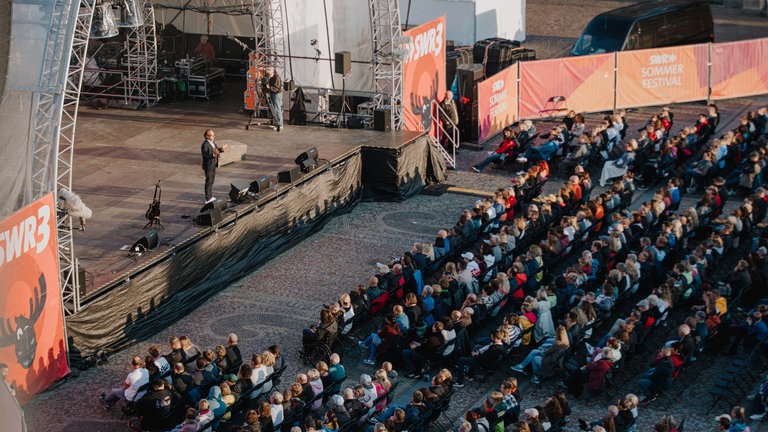 Oliver Pocher, Andreas Müller und Christoph Sonntag standen am 19. Mai 2024 bei der SWR3 Comedy Show live auf der Bühne auf dem Stuttgarter Schlossplatz. ©SWRRonny Zimmermann