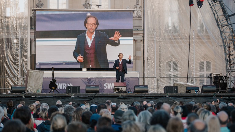 Oliver Pocher, Andreas Müller und Christoph Sonntag standen am 19. Mai 2024 bei der SWR3 Comedy Show live auf der Bühne auf dem Stuttgarter Schlossplatz. ©SWRRonny Zimmermann