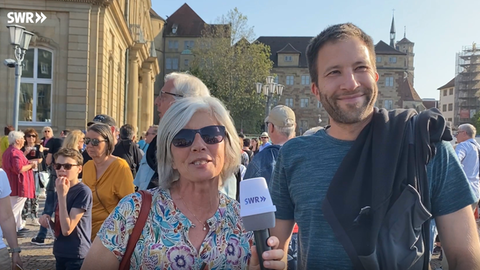 Besucherinnen und Besucher kurz vorm Showbeginn