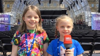 Die beiden ARD Young Reporter Luisa und Lina berichten live vom SWR Sommerfestival 2023 in Stuttgart und nehmen uns mit in den Übertragungswagen.