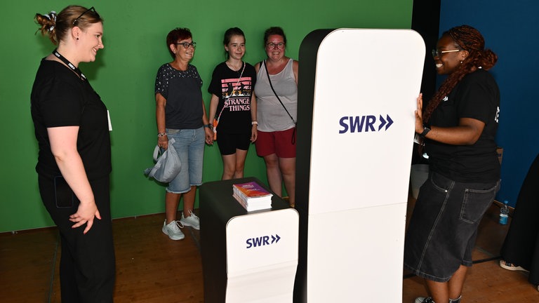 Die SWR Festivalmeile und Festivalbühne auf den SWR Sommerfestival in Speyer.