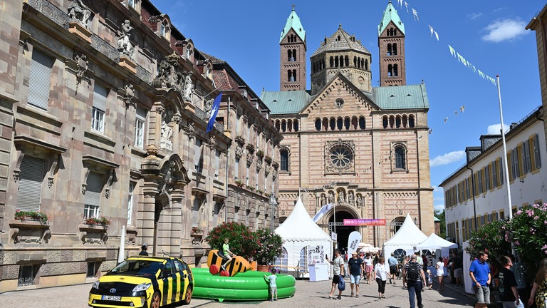 Die SWR Festivalmeile und Festivalbühne auf den SWR Sommerfestival in Speyer.