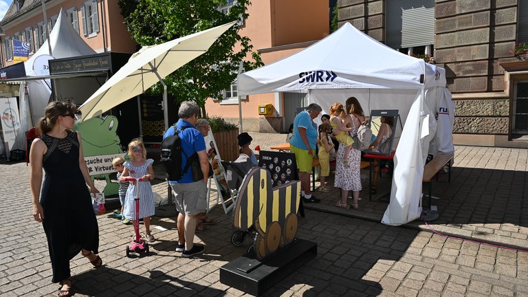 Die SWR Festivalmeile und Festivalbühne auf den SWR Sommerfestival in Speyer.