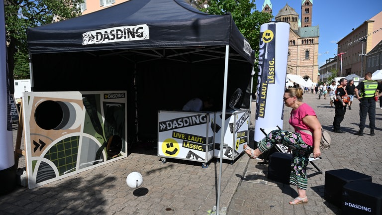 Die SWR Festivalmeile und Festivalbühne auf den SWR Sommerfestival in Speyer.