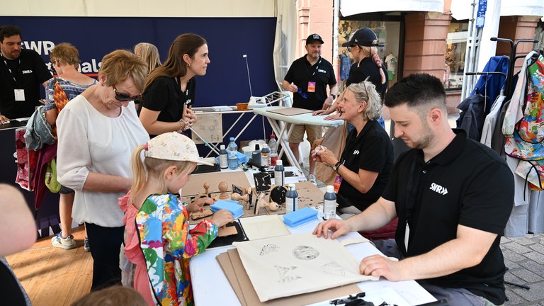 Die SWR Festivalmeile und Festivalbühne auf den SWR Sommerfestival in Speyer.