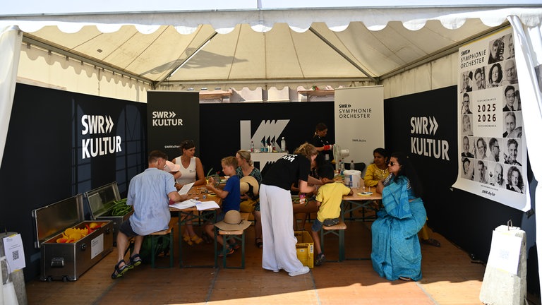 Die SWR Festivalmeile und Festivalbühne auf den SWR Sommerfestival in Speyer.