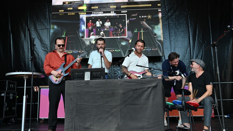 Die SWR Festivalmeile und Festivalbühne auf den SWR Sommerfestival in Speyer.