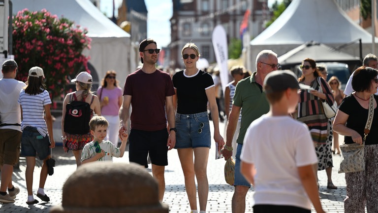 Die SWR Festivalmeile und Festivalbühne auf den SWR Sommerfestival in Speyer.