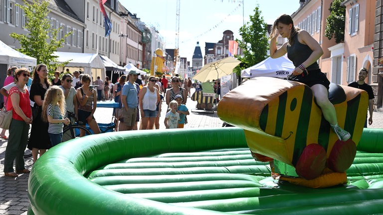Die SWR Festivalmeile und Festivalbühne auf den SWR Sommerfestival in Speyer.