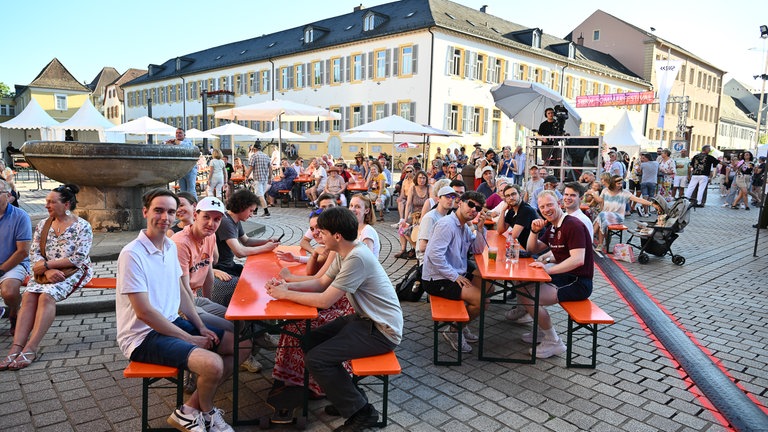 Die SWR Festivalmeile und Festivalbühne auf den SWR Sommerfestival in Speyer.