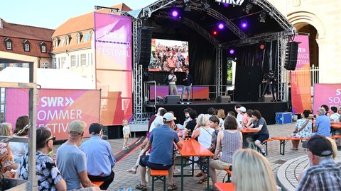 Die SWR Festivalmeile und Festivalbühne auf den SWR Sommerfestival in Speyer.