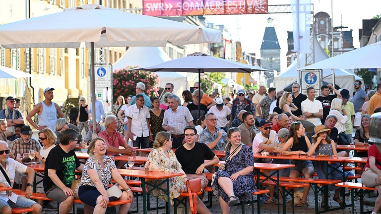 Die SWR Festivalmeile und Festivalbühne auf den SWR Sommerfestival in Speyer.
