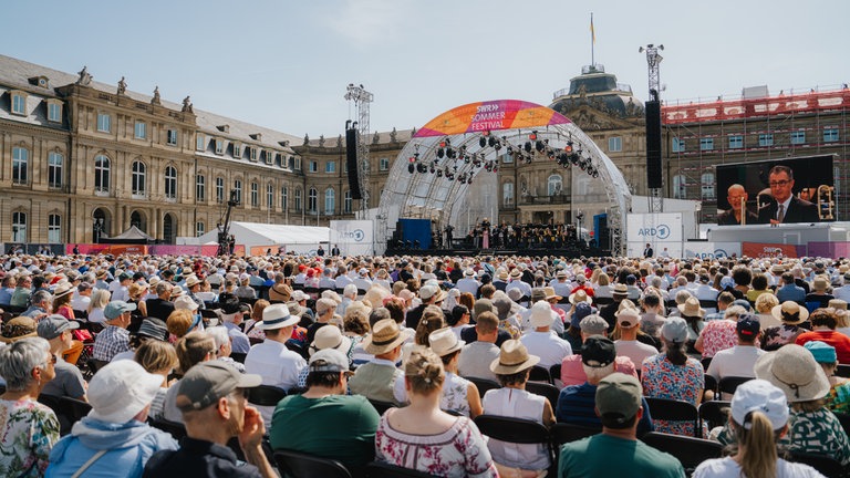 Benefizkonzert des Bundespräsidenten - Blick auf die SWR Sommerfestival Bühne