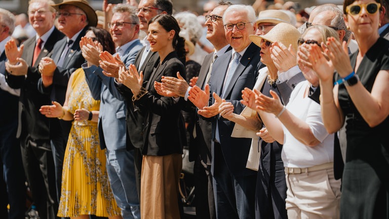 Benefizkonzert des Bundespräsidenten - der Bundespräsident freut sich
