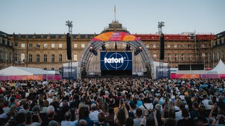 Blick auf die Bühne mit Tatort-Logo
