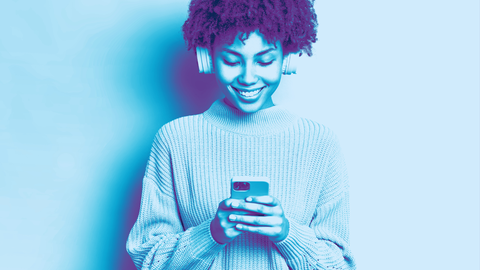 Frau, die mit Kopfhörern Musik hört