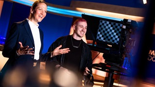 Das Bild zeigt eine Frau und einen Mann in der Mainstage des SWR