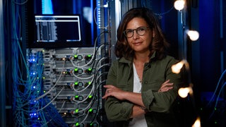 Das Bild zeigt eine Frau im Serverraum