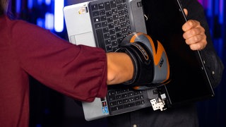 Boxhandschuh zerschlägt Laptop