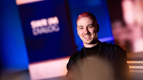 Das Bild zeigt einen jungen Mann aus dem Bereich Journalismus in der Mainstage des SWR