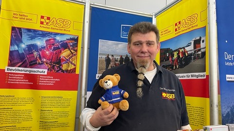 Mario Krebs vom ASB am Stand des Wünschewagens auf der CMT.