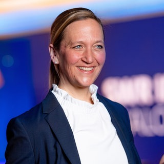 Frau mit Handbewegung