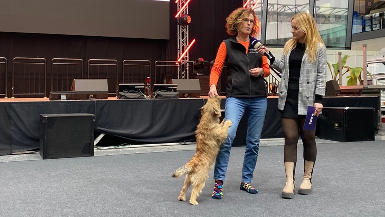 Ein Hund und zwei Frauen auf der Urlaubsmesse CMT 2024