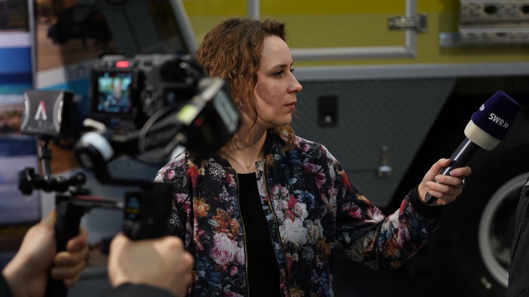 Volontärin Michelle Habermehl führt ein Interview.