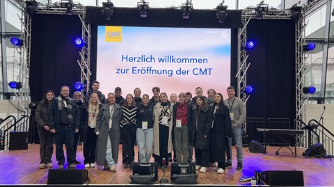 Das SWR-Team steht zusammen auf der Bühne auf der CMT 2025 in Stuttgart.
