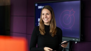 Das Bild zeigt eine Kommunikations-Volontärin