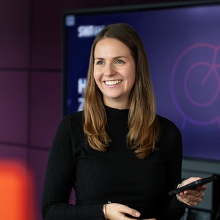 Das Bild zeigt eine Kommunikations-Volontärin