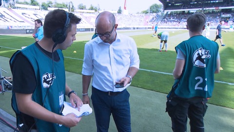 Aufnahmeleiter Marcel Klein spricht mit Pressesprecher