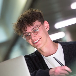 Das Bild zeigt einen Webdesigner