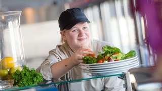 Das Bild zeigt eine auszubildende Köchin